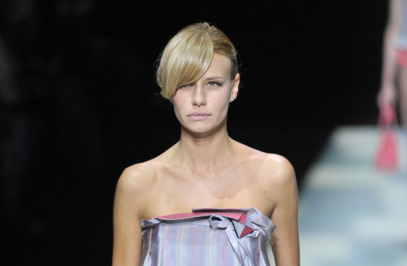 „Giorgio Armani“ 2016 m. pavasario-vasaros kolekcijos modelis