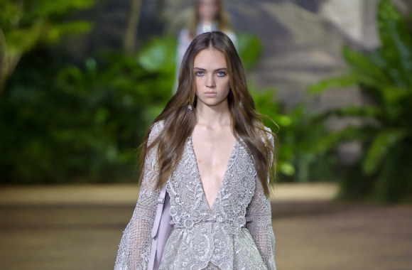 „Elie Saab“ 2016 m. pavasario-vasaros kolekcijos modelis