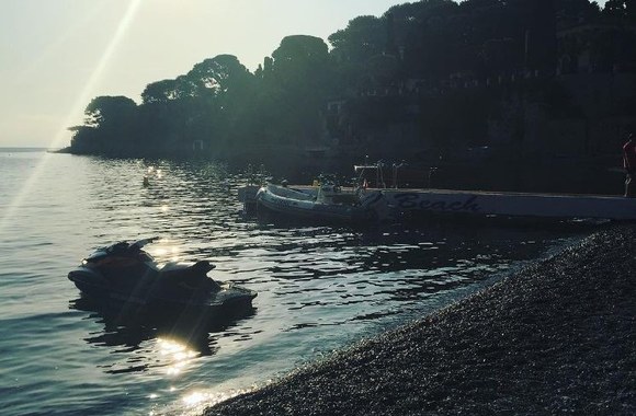 „Ankstyvo ryto saulė šildo nieko neįtariantį paplūdimį Pietų Prancūzijoje“