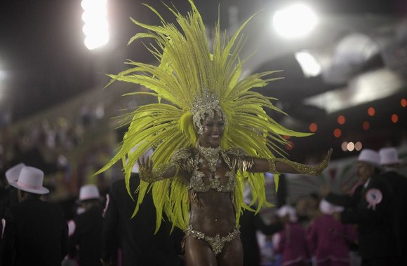 Rio de Žaneiro karnavalas vilioja sambos šokiais ir įspūdingais paradais