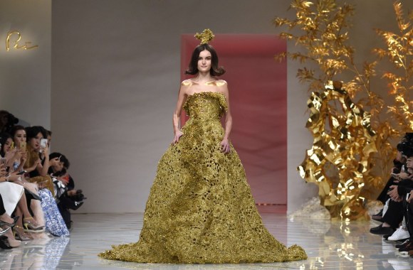 „Guo Pei“ 2016 m. pavasario-vasaros kolekcijos modelis