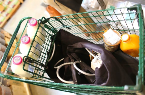 Bea Johnson maisto parduotuvėje sugeba apsipirkti be plastikinių pakuočių