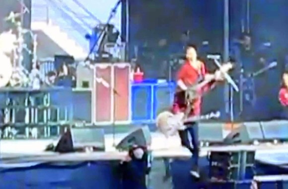 foo-fighters-dave-grohl-falls-off-stage-breaks-his-leg-badly-during-show-in-gothenburg-sweden