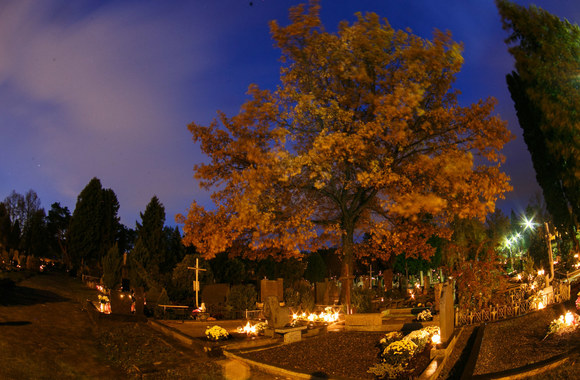 Žvakių šviesa kapinėse