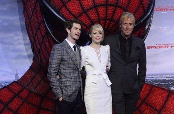 Aktoriai (iš kairės) Andrew Garfieldas, Emma Stone ir Rhysas Ifansas