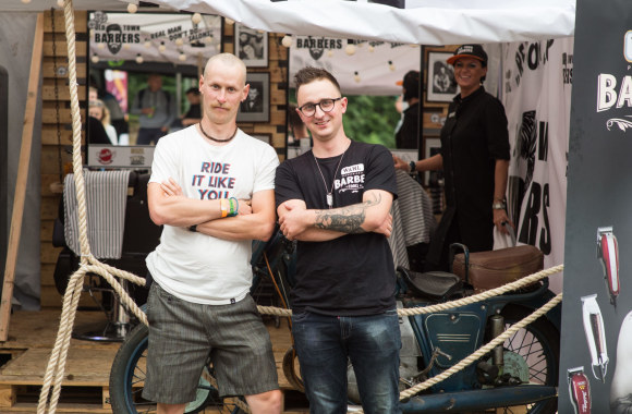 Pirmasis barzdaskučių salonas po atviru dangumi