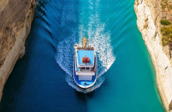 Korinto kanalas, skiriantis Peloponesą nuo likusios Graikijos dalies