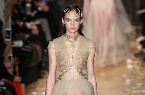 „Valentino“ 2016 m. pavasario-vasaros kolekcijos modelis