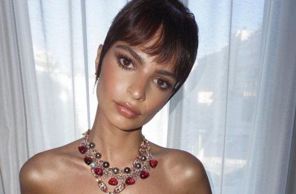 Emily Ratajkowski nepamiršo pademonstruoti savo grožio Kanuose
