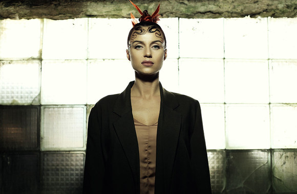 Šukuosenų kolekcijos „Involved“ modelis