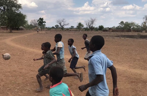 unicef-misija-malavyje-2017-misijos-dalyviai-zaidzia-su-vaikais