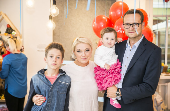 Agnė Grigaliūnienė su vyru Simonu ir vaikais