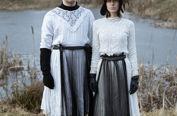 Mintys apie kitokios visuomenės sukūrimą aktoriui Valentinui Novopolskiui tikrai nesvetimos. „Dar paauglystėje svarsčiau: mane supančiame pasaulyje tiek daug neteisybės, viskas taip sudėtinga, kad būtų paprasčiau tiesiog sukurti atskirą visuomenę su savomis taisyklėmis – ir taip kovoti su pasaulio negandomis“, – prisimena jis. Nuotraukoje – su kolege Auguste Pociūte / Andrejaus Vasilenko nuotrauka