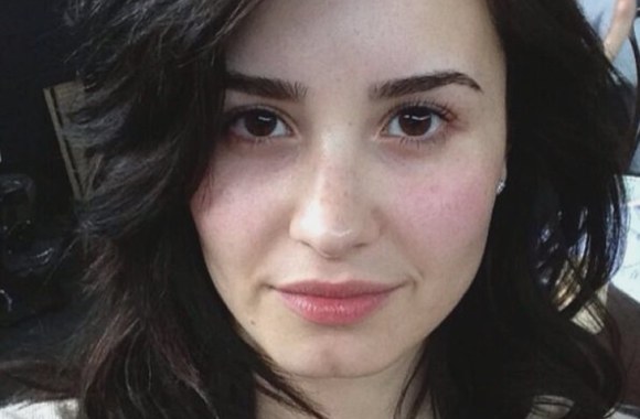 Demi Lovato be makiažo