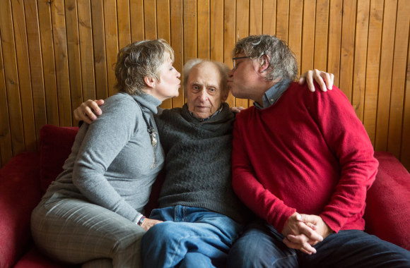 Jonas Gricius su savo Elena ir Augustinu: „Sūnus filmuoja serialus, o ką veikia duktė, ji man nesako.“ / Gretos Skaraitienės nuotrauka žurnalui „Legendos“