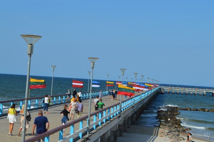 Ant Palangos tilto suplazdėjo Baltijos šalių vėliavos/Palangos miesto savivaldybės nuotr.