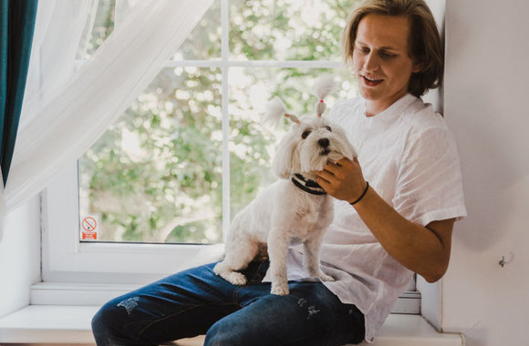 Paskutinės akimirkos prieš didįjį įvykį. Numylėta bišonų veislės kalytė Maja tądien irgi buvo drauge