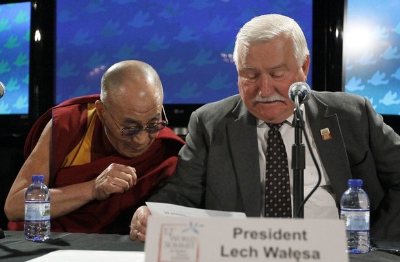 Dalai Lama (kairėje) ir buvęs Lenkijos prezidentas Lechas Walesa