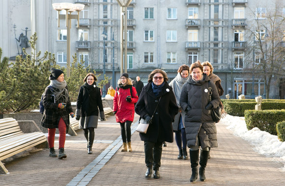 Būrys aktyvistų įteikė politikams peticiją „Užtikrinkime saugią vaikystę kiekvienam vaikui!“