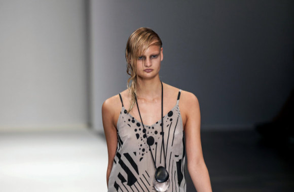  Kopenhagos mados savaitėje pristatytos kolekcijos modelis