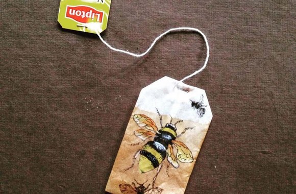 Ruby Silvious piešiniai ant arbatos pakelių