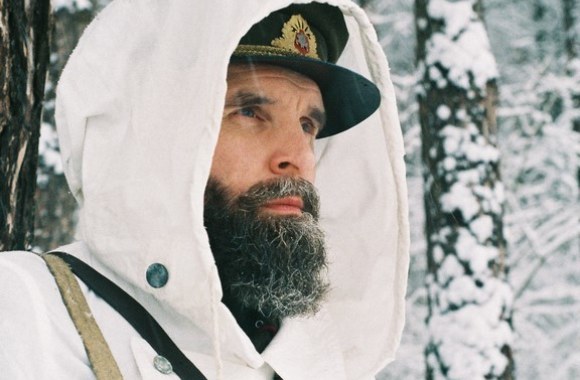 Giedrius Paulauskas snieguotą žiema natūralioje aplinkoje – miške – įamžino atkurtą partizano uniformą ir maskuojamąjį apsiaustą / Monikos Penkutės nuotr.