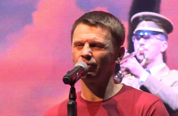 rolandas-kazlas-ir-pakeleiviai-nezinomas-kareivis-gyvai