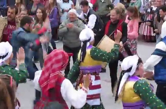 turkijos-atstovai-saules-ziedo-festivalio-dalyvius-mokina-sokti