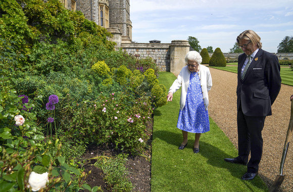 Karalienė Elizabeth II gauna rožę princo Philipo atminimui