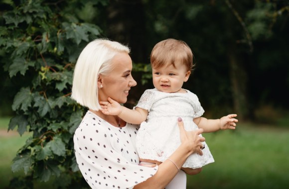 Aktorius Darius Petkevičius su žmona Aiste pakrikštijo dukrą Mėtą Barborą / „Andrea Photography“ nuotr.