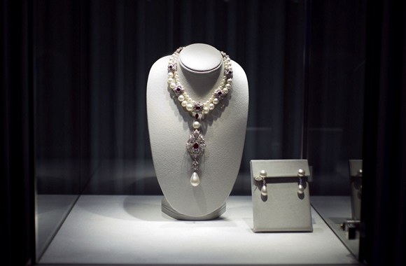 Rubinų ir deimantų vėrinys su „La Peregrina“ perlu parduotas už rekordinę 11,84 mln. JAV dolerių sumą.