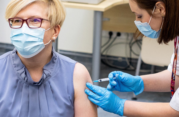 Ministrė Pirmininkė Ingrida Šimonytė pasiskiepijo „AstraZeneca“ vakcina / Irmanto Gelūno / „ŽMONĖS Foto“ nuotr.