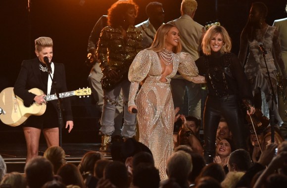 Beyonce ir „Dixie Chicks“ Kantri muzikos apdovanojimuose