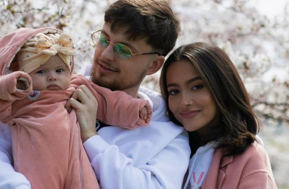 Karolina Meschino su sužadėtiniu Dominyku Ježeriu-OG Version ir dukrele Isabelle / Aistės Kirsnytės nuotr.