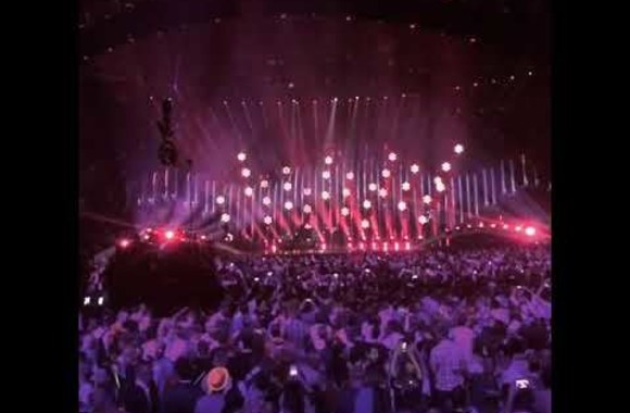 salvador-sobral-canta-amar-pelos-dois-com-caetano-veloso-na-eurovisao-2018