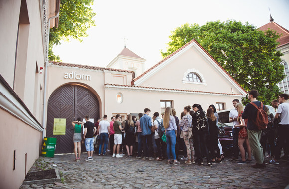 „Saulės kliošas“ kauniečiams padovanojo romantišką koncertą po atviru dangumi