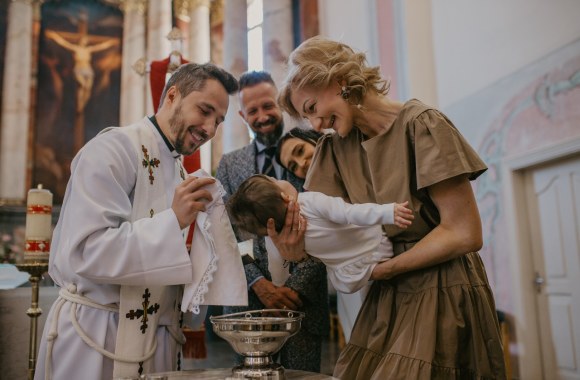 Irma ir Linas Adomaičiai pakrikštijo dukrą Saulę/„Druska photography“ nuotr.