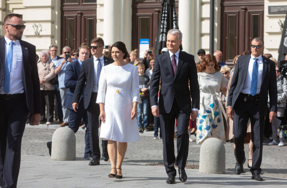 Išrinktasis prezidentas Gitanas Nausėda su žmona atvyko prie J. Basanavičiaus paminklo / Gretos Skaraitienės / „Žmonės Foto“ nuotr.
