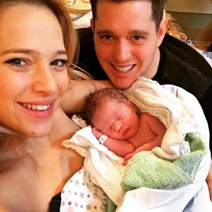 Michaelas Buble ir Luisana Lopilato su ką tik gimusiu sūnumi Elias / „Instagram“ nuotr.