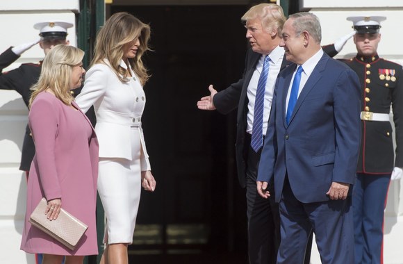 JAV prezidentas Donaldas Trumpas su žmona Melania sutiko Izraelio premjerą Benjaminą Netanyahu su žmona Sara 